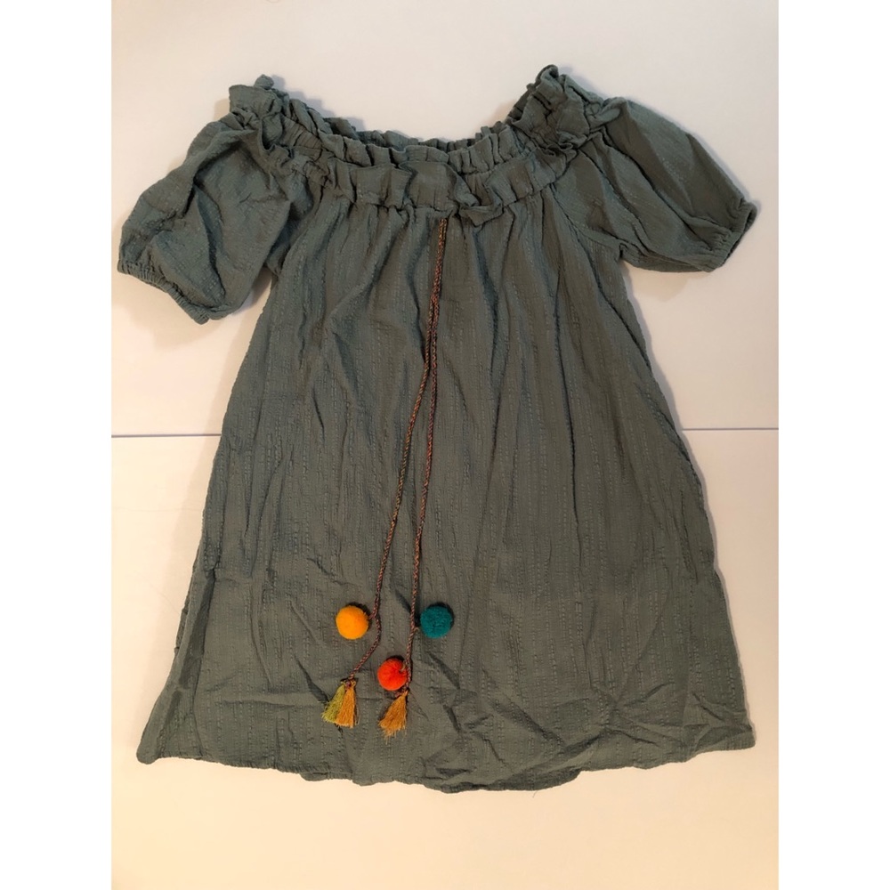 Off-the-shoulder shift dress!